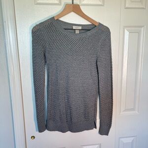 LOFT Petite Gray Basket Weave Long Sleeve Lightweight Fitted Sweater.